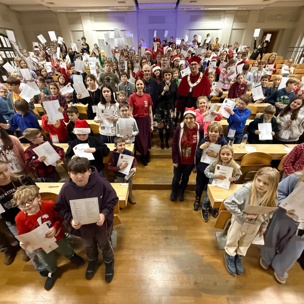 Dzieci w auli w czasie zakończwenia semestru ŁUD