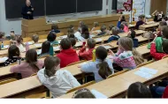 Studenci ŁUD w auli słuchają wykładu
