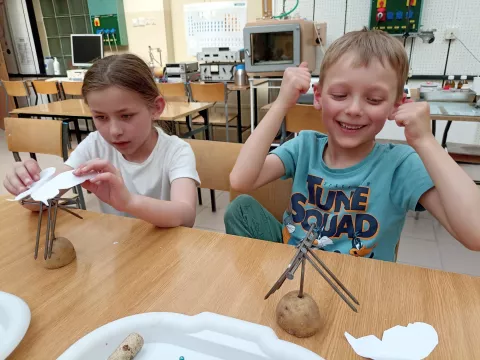 Dwoje dzieci wykonuje doświadczenie w laboratorium